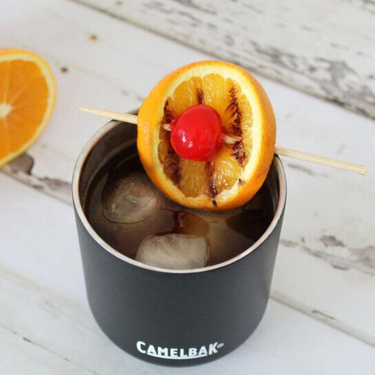 CamelBak X Camp Chef: ricetta per uno Smoked Old Fashion da servire con i nostri bicchieri